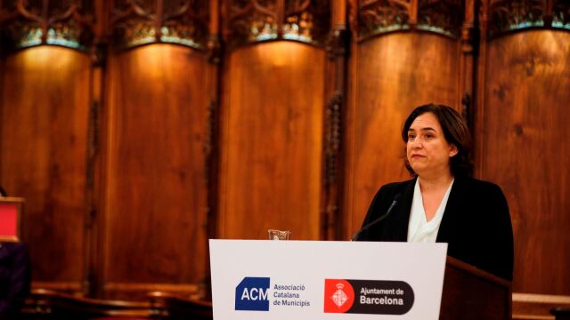 La alcaldesa de Barcelona, Ada Colau, en un acto este domingo en el Saló de Cent del Ayuntamiento de Barcelona / Efe