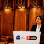 La alcaldesa de Barcelona, Ada Colau, en un acto este domingo en el Saló de Cent del Ayuntamiento de Barcelona / Efe