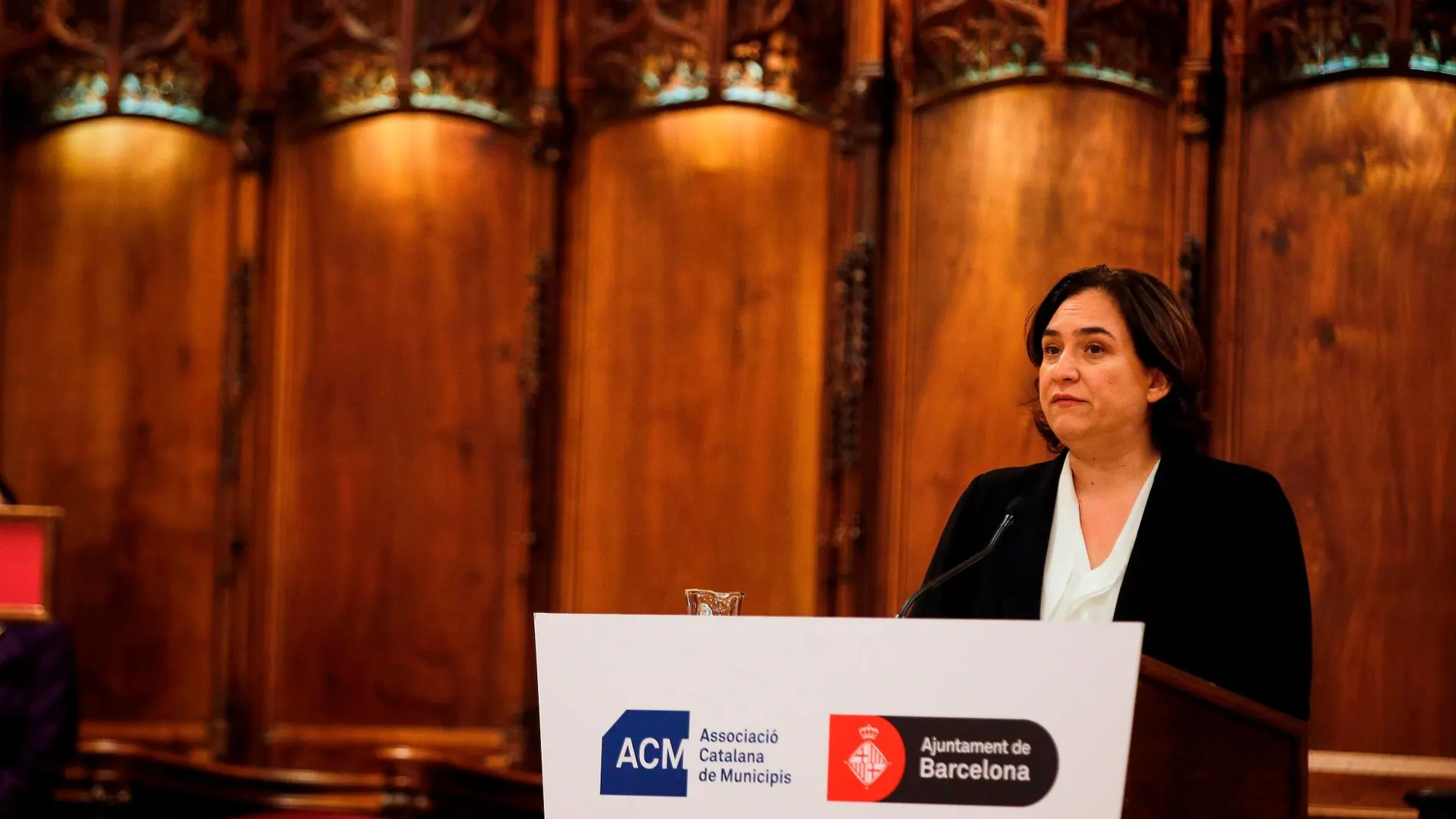 La alcaldesa de Barcelona, Ada Colau, en un acto este domingo en el Saló de Cent del Ayuntamiento de Barcelona / Efe