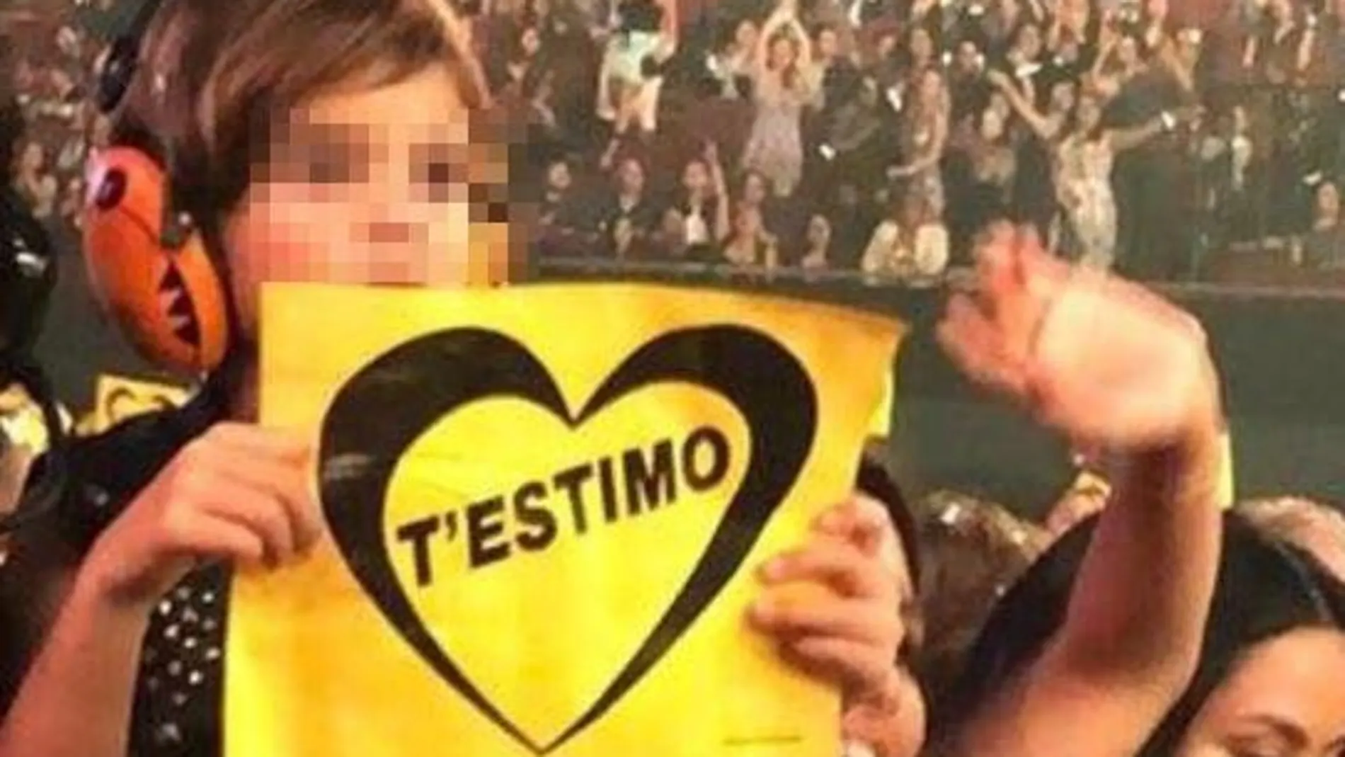 El hijo de Gerard Piqué y Shakira, Milán, aparece con un precioso cartel dedicado a Shakira en el que leemos "T'estimo"/ Instagram