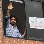 Fotografía de archivo del 7 de julio de 2016 del dirigente de Daniel Ceballos, saludando desde una ventana de la residencia donde cumplía casa por cárcel, en Caracas (Venezuela).