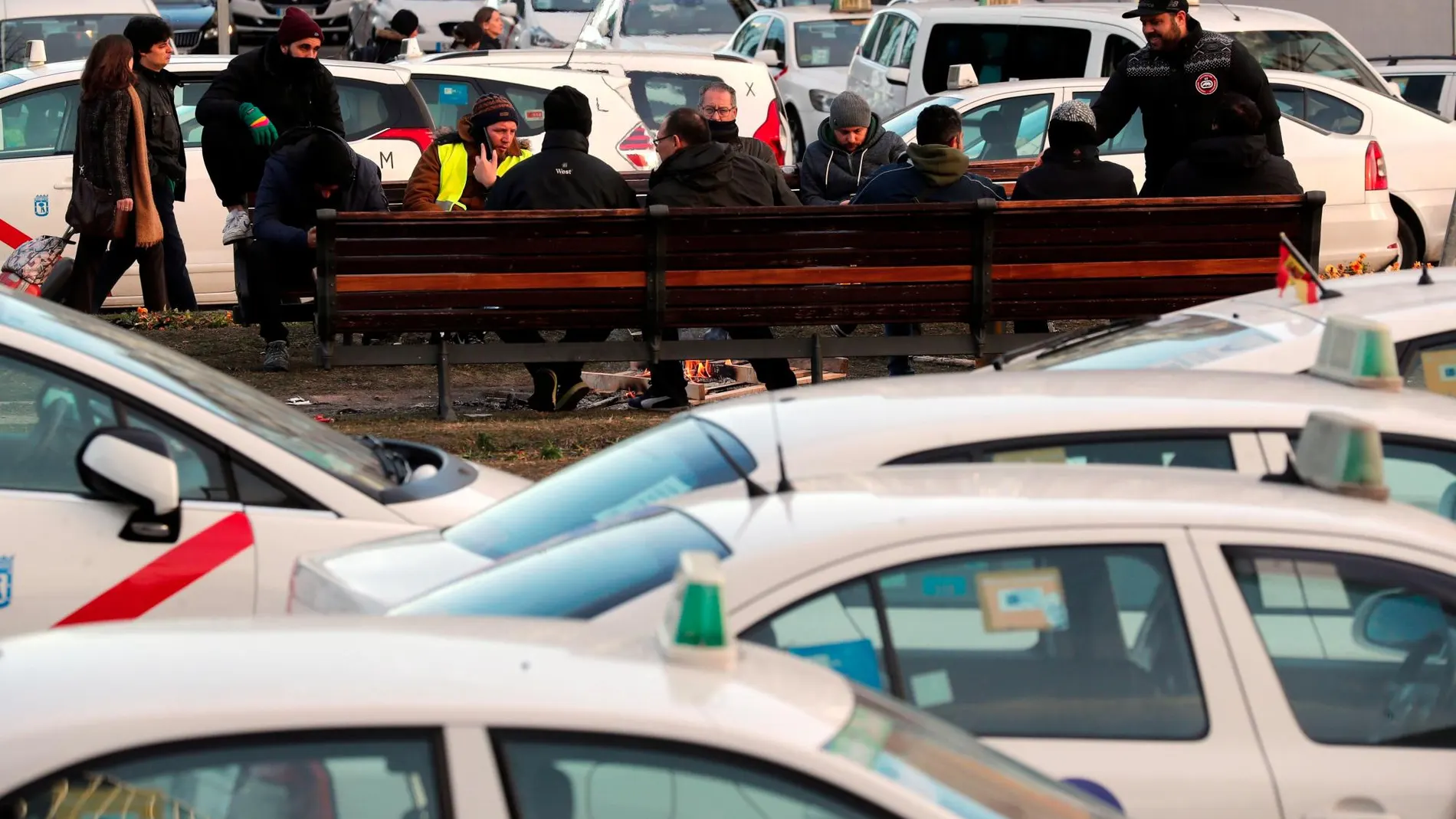 Un grupo de taxistas a las puertas del recinto ferial de IFEMA, donde se celebra la feria de turismo, FITUR, durante el cuarto día de huelga del sector