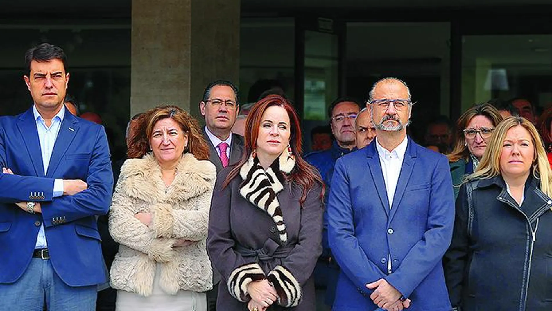 Silvia Clemente y Luis Fuentes,entre otros, a las puertas del Parlamento regional.