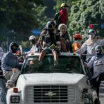 Un grupo de manifestantes conduce un Camión durante una protesta en Caracas (Venezuela)