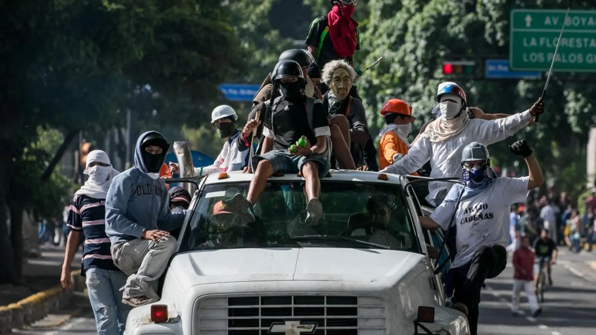 Un grupo de manifestantes conduce un Camión durante una protesta en Caracas (Venezuela)