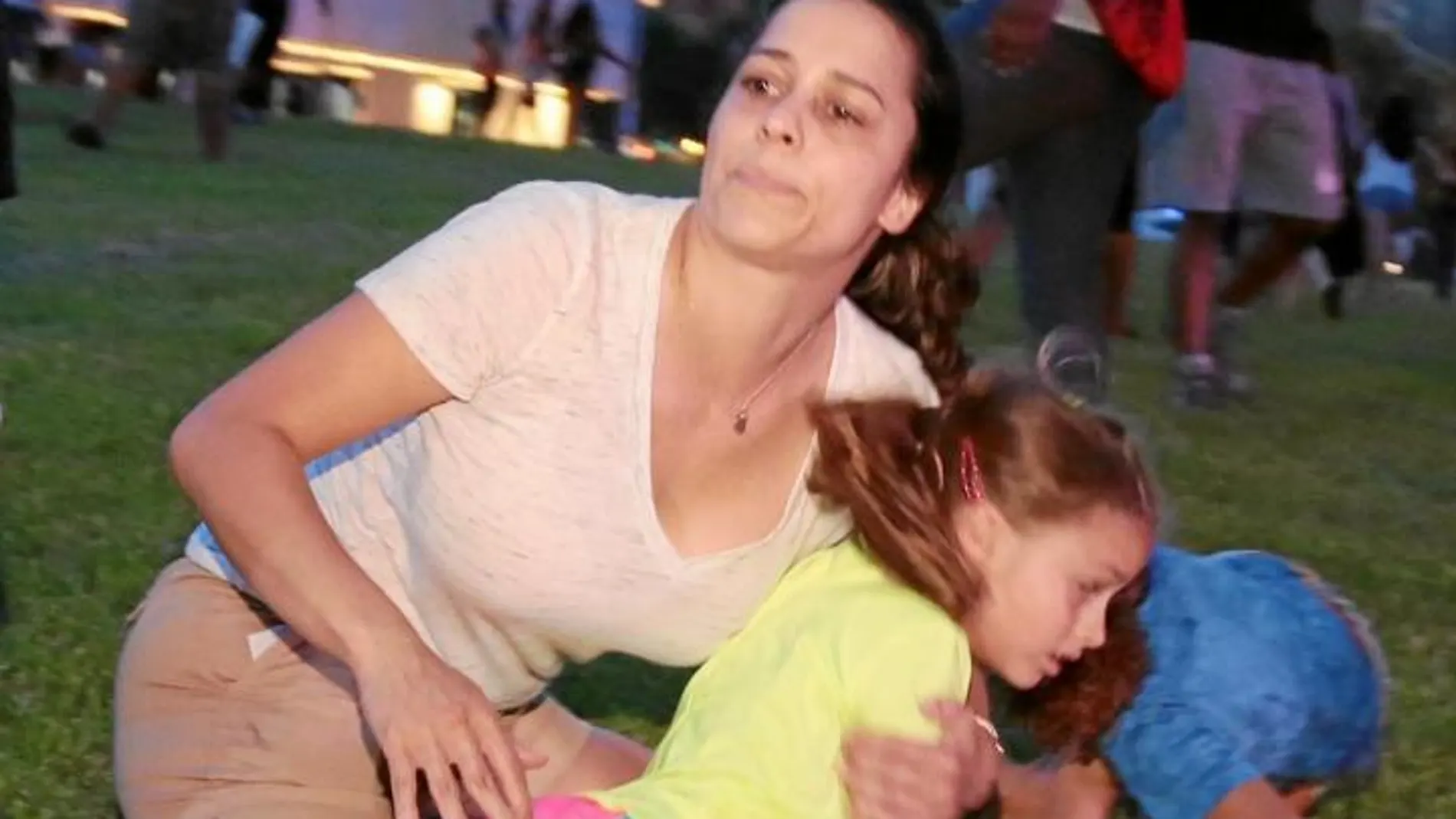 Una mujer protege a su hija durante el tiroteo de Dallas