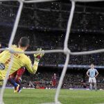 Penalti indirecto. Messi se preparó para lanzar la pena máxima, pero en lugar de tirar a puerta dio un pase para que marcara Suárez