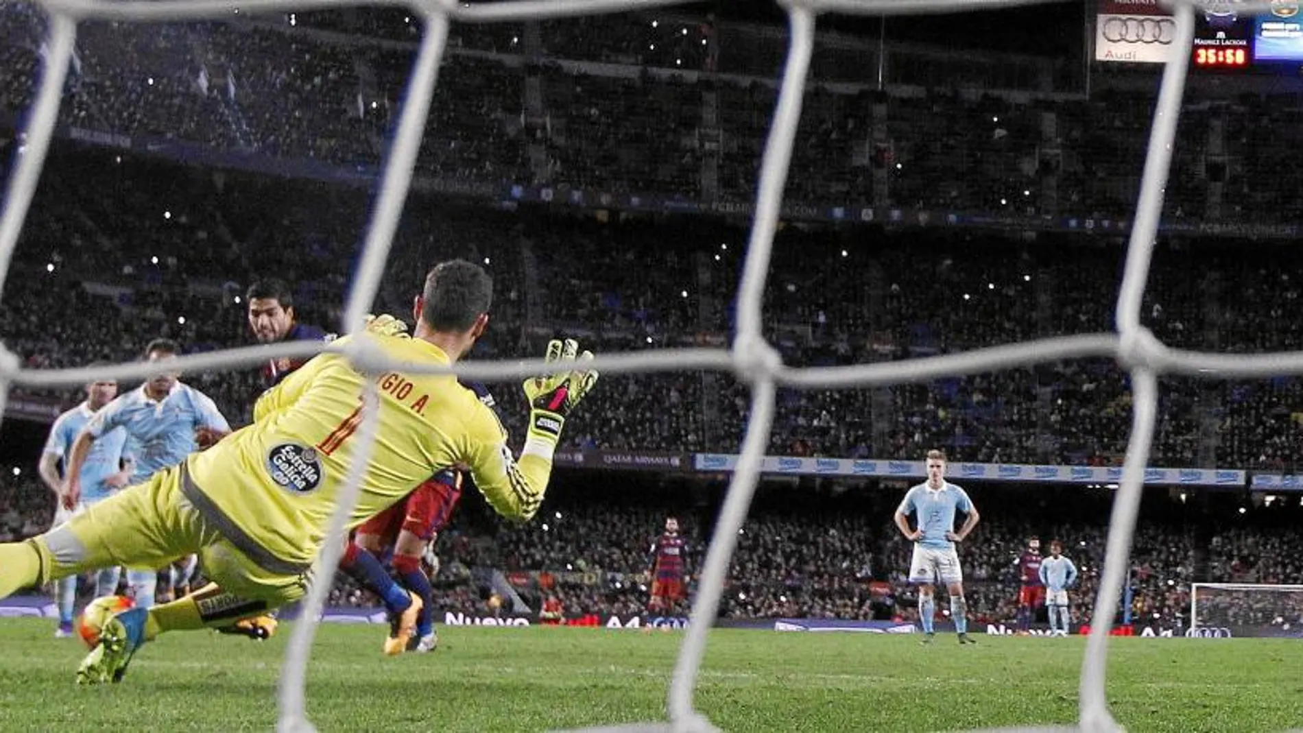 Penalti indirecto. Messi se preparó para lanzar la pena máxima, pero en lugar de tirar a puerta dio un pase para que marcara Suárez