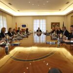 El presidente del Gobierno, Mariano Rajoy, preside el Consejo de Ministros que hoy aprobará el recurso de inconstitucionalidad que presentará ante el TC