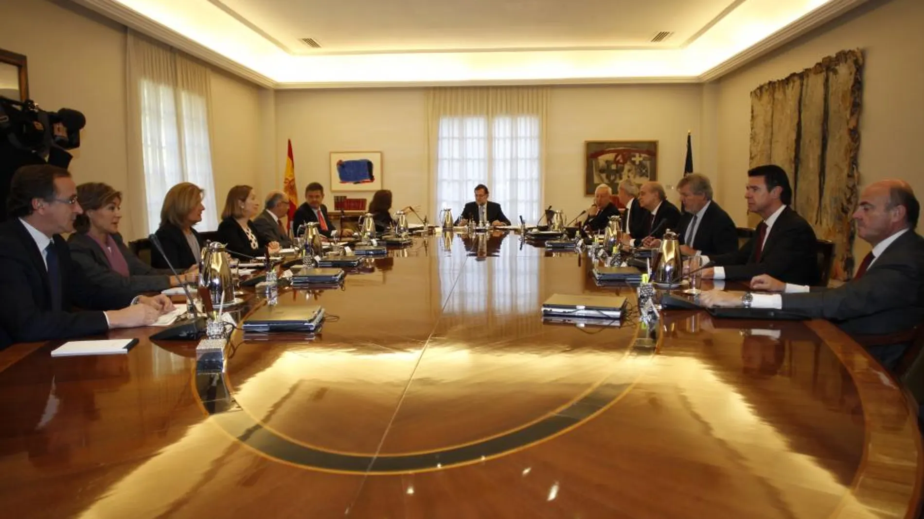 El presidente del Gobierno, Mariano Rajoy, preside el Consejo de Ministros que hoy aprobará el recurso de inconstitucionalidad que presentará ante el TC