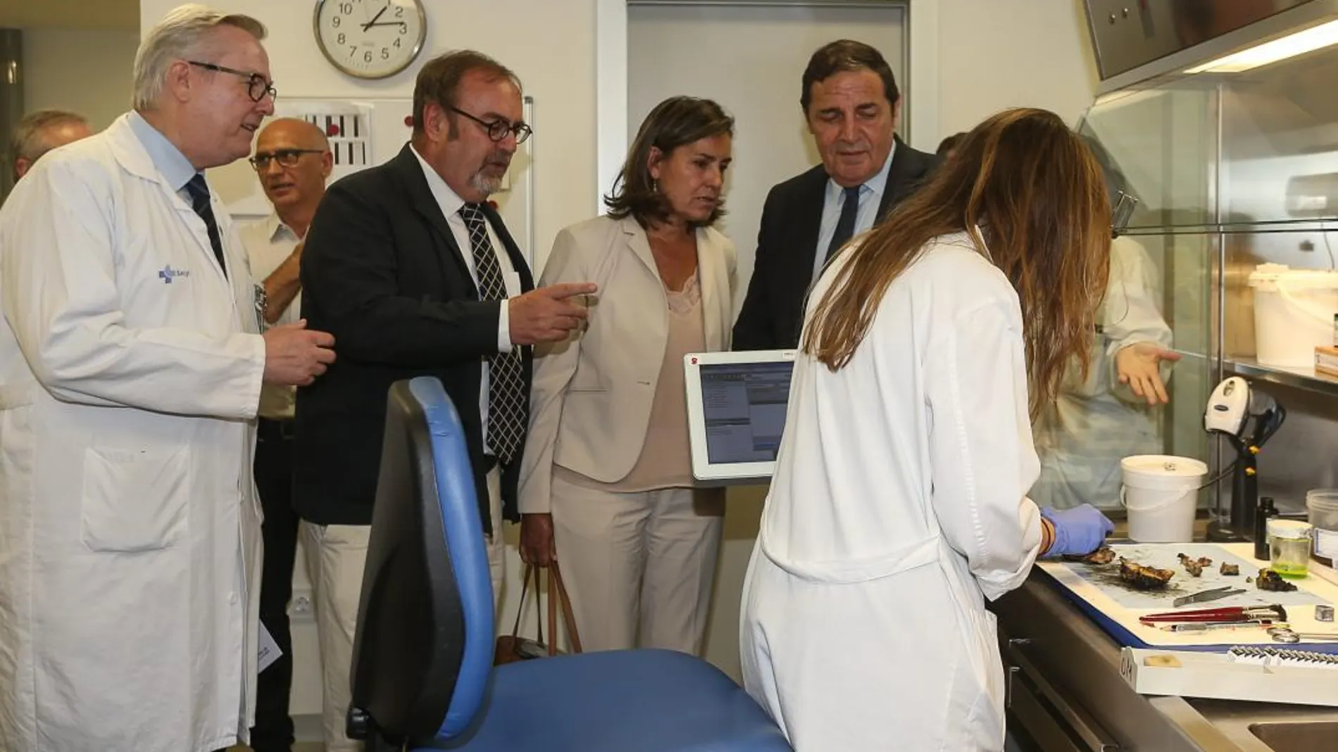 Los consejeros Fernando Rey y Antonio María Sáez Aguado en una visita a las aulas del Hospital Clínico de Valladolid