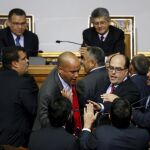 El chavista Hector Rodriguez discute con Julio Borges y otros diputados de la oposición en el Parlamento
