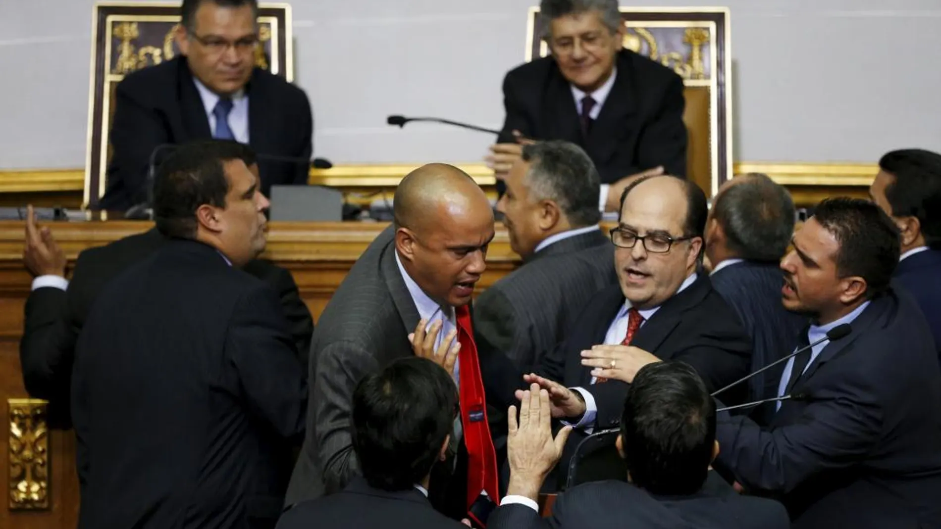El chavista Hector Rodriguez discute con Julio Borges y otros diputados de la oposición en el Parlamento