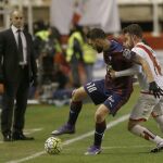 El delantero del Eibar, Borja González (i), intenta controlar el balón ante el acoso del defensa del Rayo Vallecano, Joaquín Marín