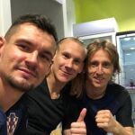 Imagen de Dejan Lovren (izquierda) celebrando la victoria con dos compañeros de selección en el vestuario croata