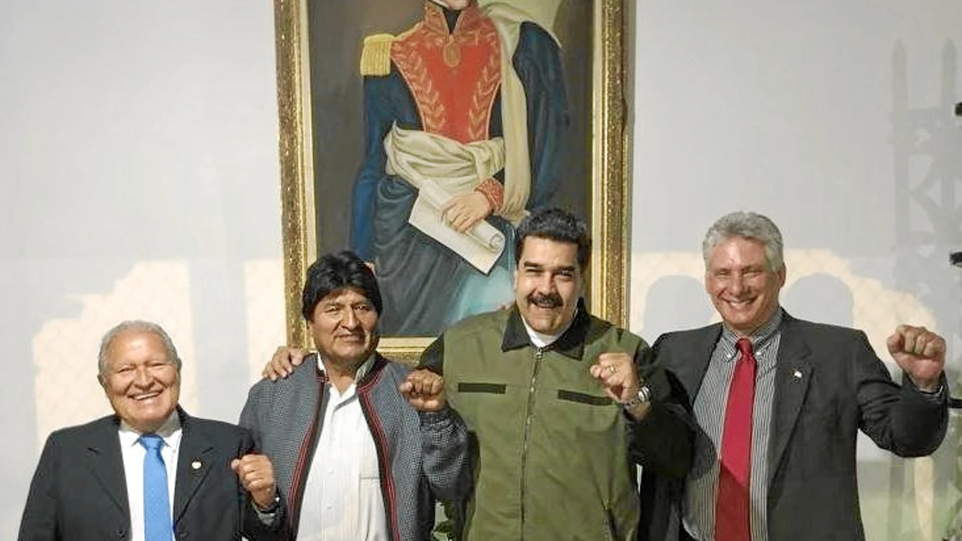 Salvador Sánchez (El Salvador), Evo Morales (Bolivia), Maduro y Miguel Díaz-Canel (Cuba) posan ayer junto a un retrato de Simón Bolívar