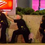 Agentes de la policía de Dallas en el momento del ataque de los francotiradores.