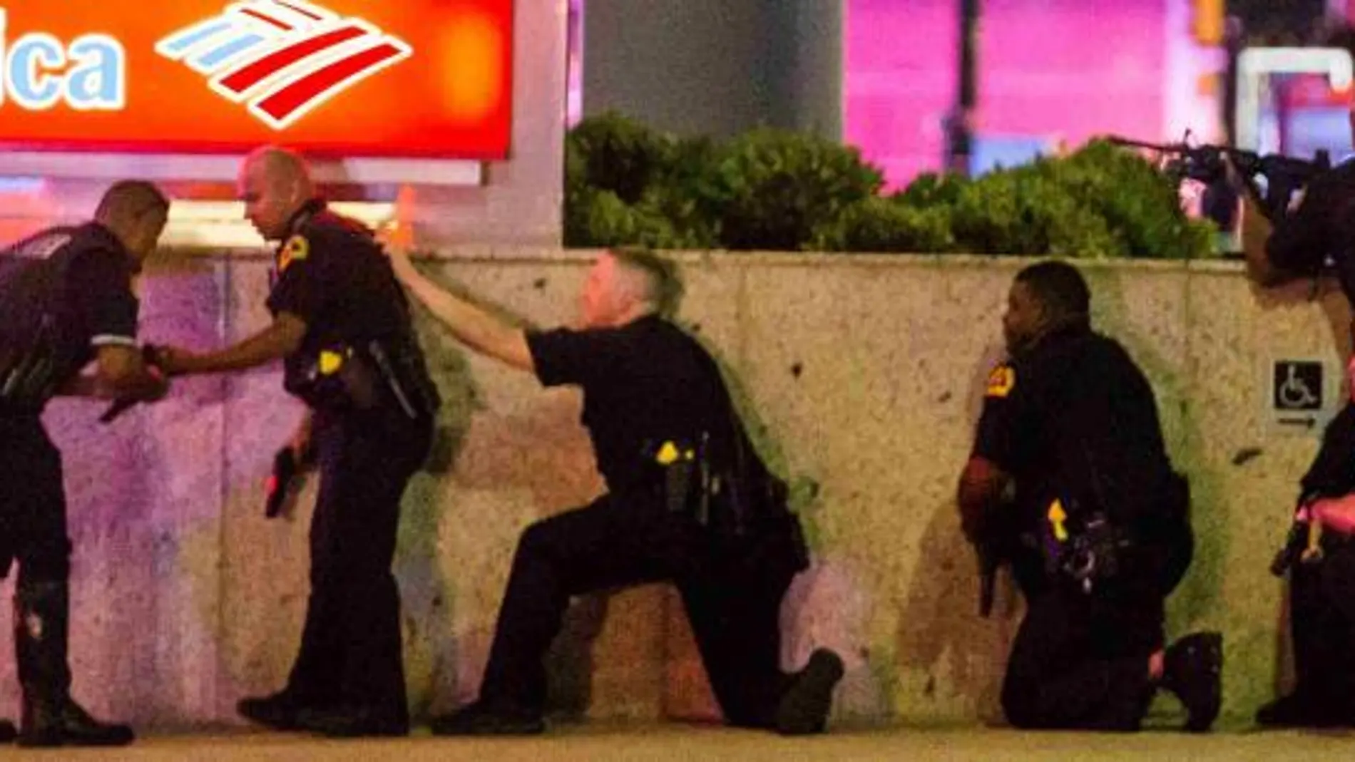 Agentes de la policía de Dallas en el momento del ataque de los francotiradores.
