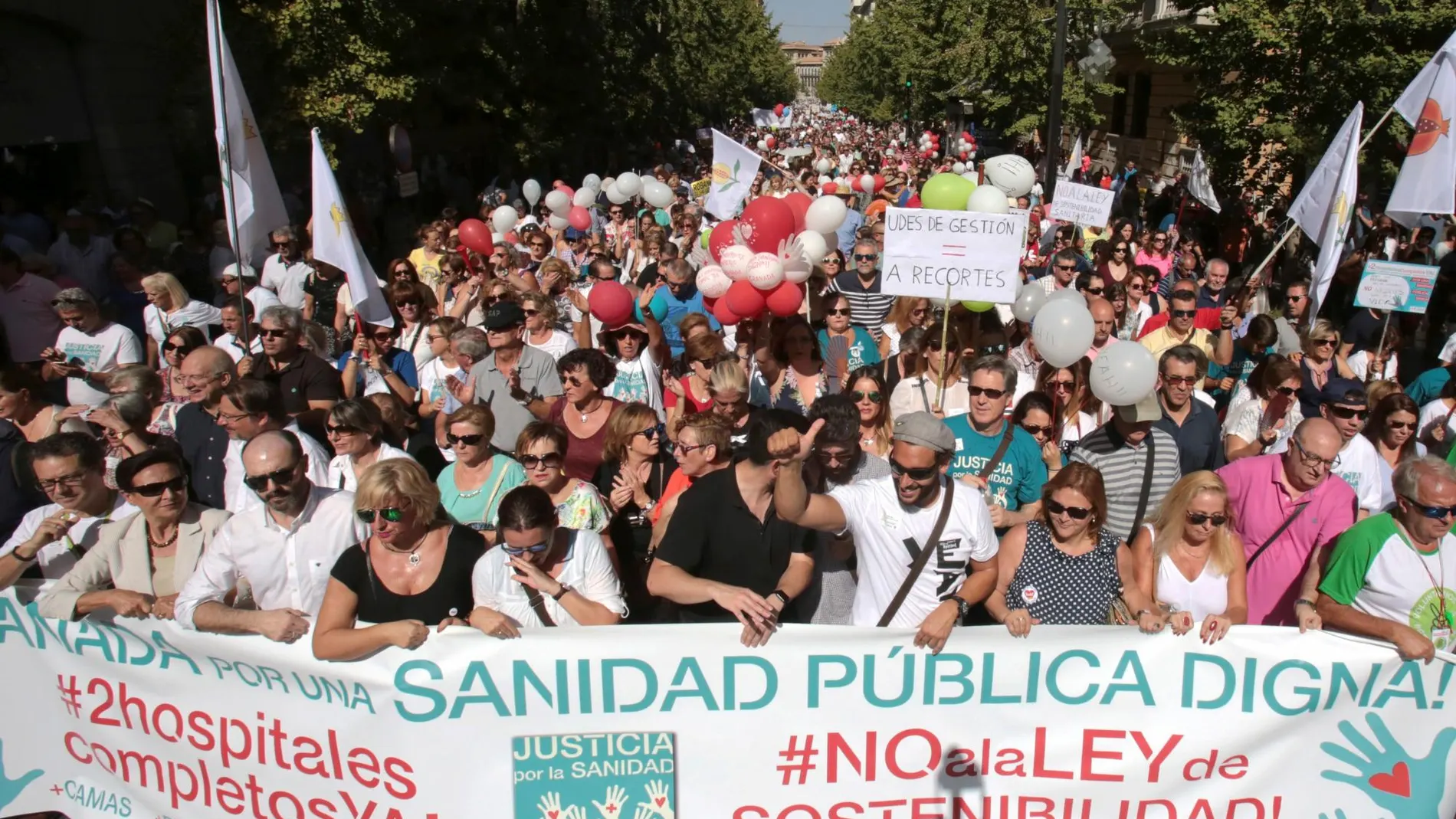 Los recortes en sanidad han provocado multitud de manifestaciones en las capitales de provincia, en especial en Granada / Foto: Efe