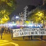 Varias decenas de simpatizantes con el movimiento okupa de Tetuán cortaron durante unos minutos la calle Bravo Murillo