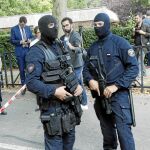 Agentes de la Policía francesa mantienen acordonada la zona después del ataque, ocurrido en la localidad de Trappes, a las afueras de París / AP