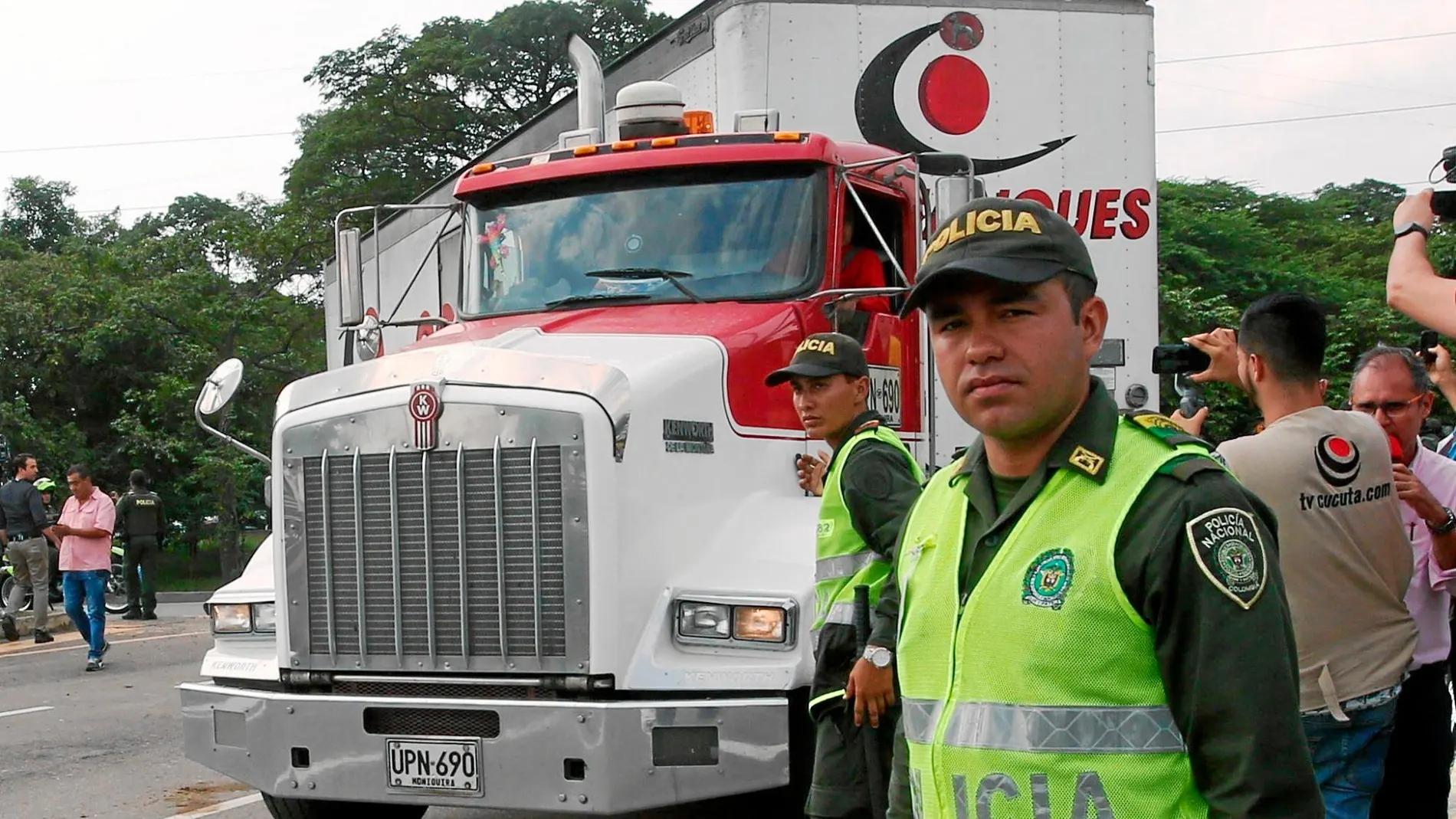 El primer camión con ayuda internacional llega ayer al puente de las Tienditas que conecta con Venezuela