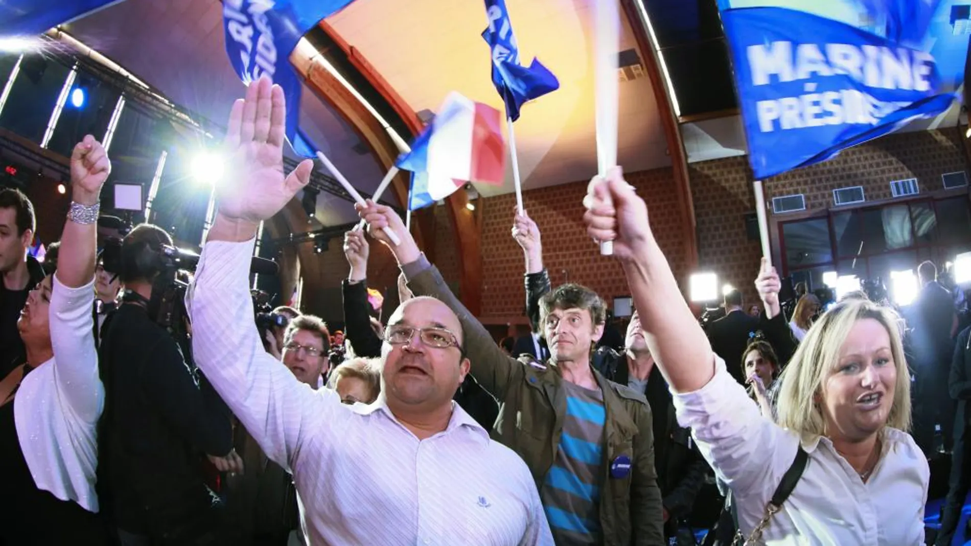 Partidarios de Marine Le Pen celebran los resultados durante la noche electoral