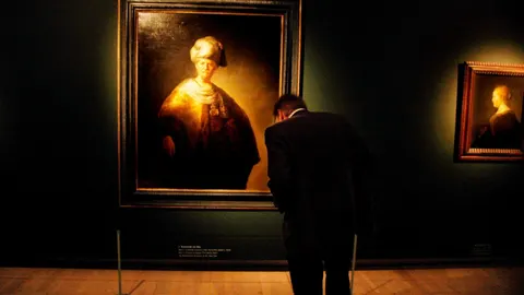 Un visitante observa una obra del maestro danés Rembrandt van Rijn en la Galería Nacional de Dinamarca / Foto: Efe