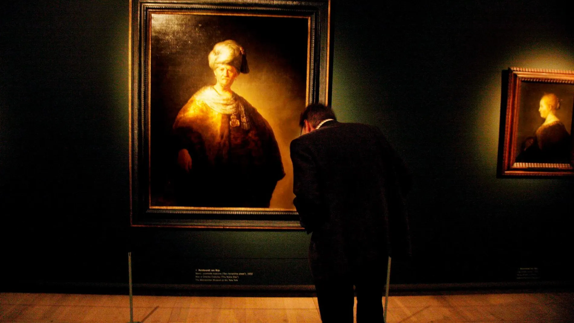Un visitante observa una obra del maestro danés Rembrandt van Rijn en la Galería Nacional de Dinamarca  / Foto: Efe