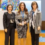La presidenta de las Cortes regionales, Silvia Clemente, recoge el Premio «Stars of Europe» por el proyecto «Castilla y León. Tierra de Acogida», durante la Conferencia de los Parlamentos regionales de Europa