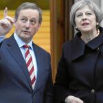 Theresa May, con su homólogo irlandés, Enda Keny, ayer en Dublín