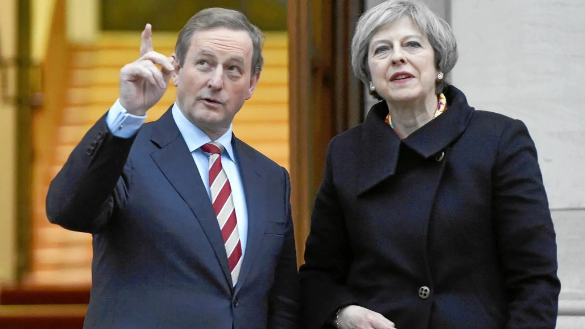 Theresa May, con su homólogo irlandés, Enda Keny, ayer en Dublín