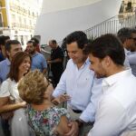 El líder de la oposición, el popular Junama Moreno, ayer con el candidato del partido en Sevilla Beltrán Pérez (Foto: Manuel Olmedo)
