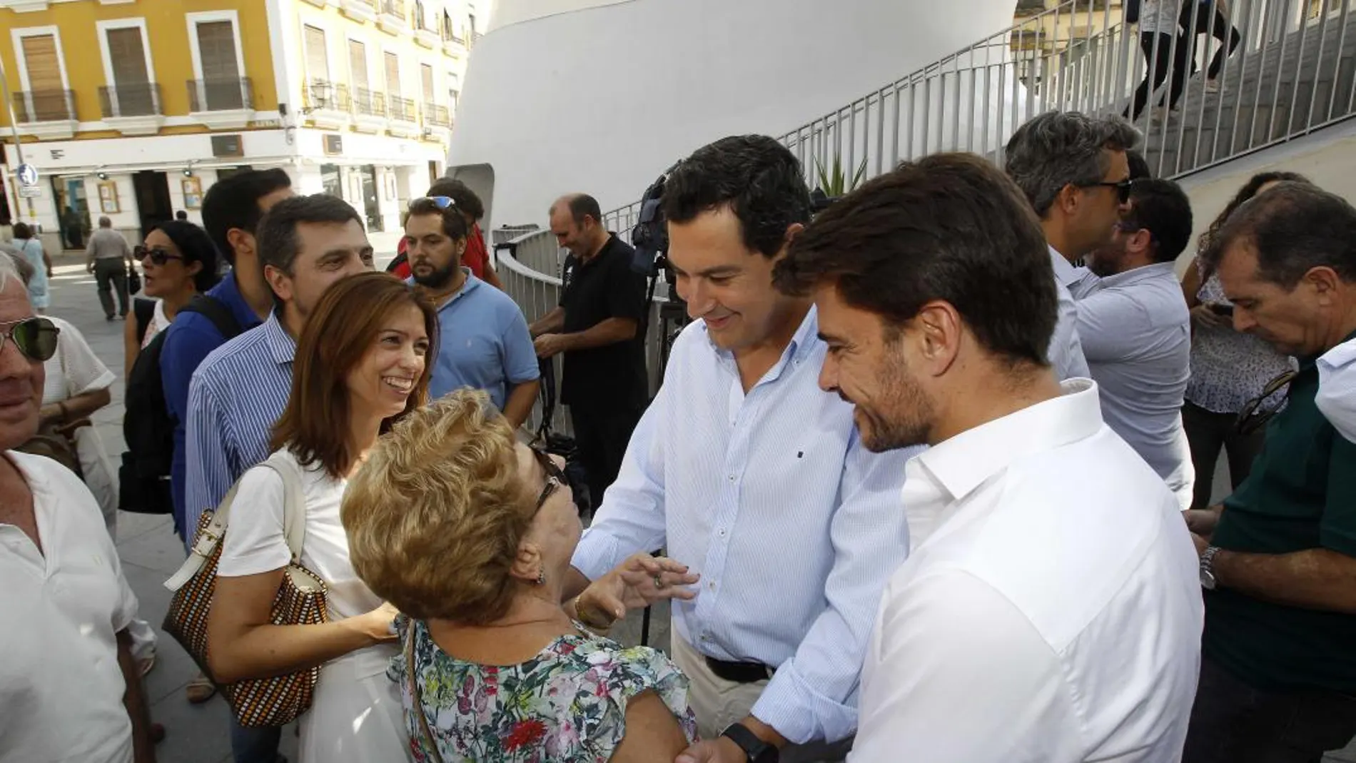 El líder de la oposición, el popular Junama Moreno, ayer con el candidato del partido en Sevilla Beltrán Pérez (Foto: Manuel Olmedo)