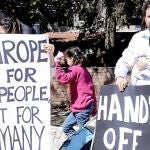 Lo que dicen los habitantes de Chipre: «Europa es para su gente, no para Alemania», chillaba ayer un grupo de chipriotas.