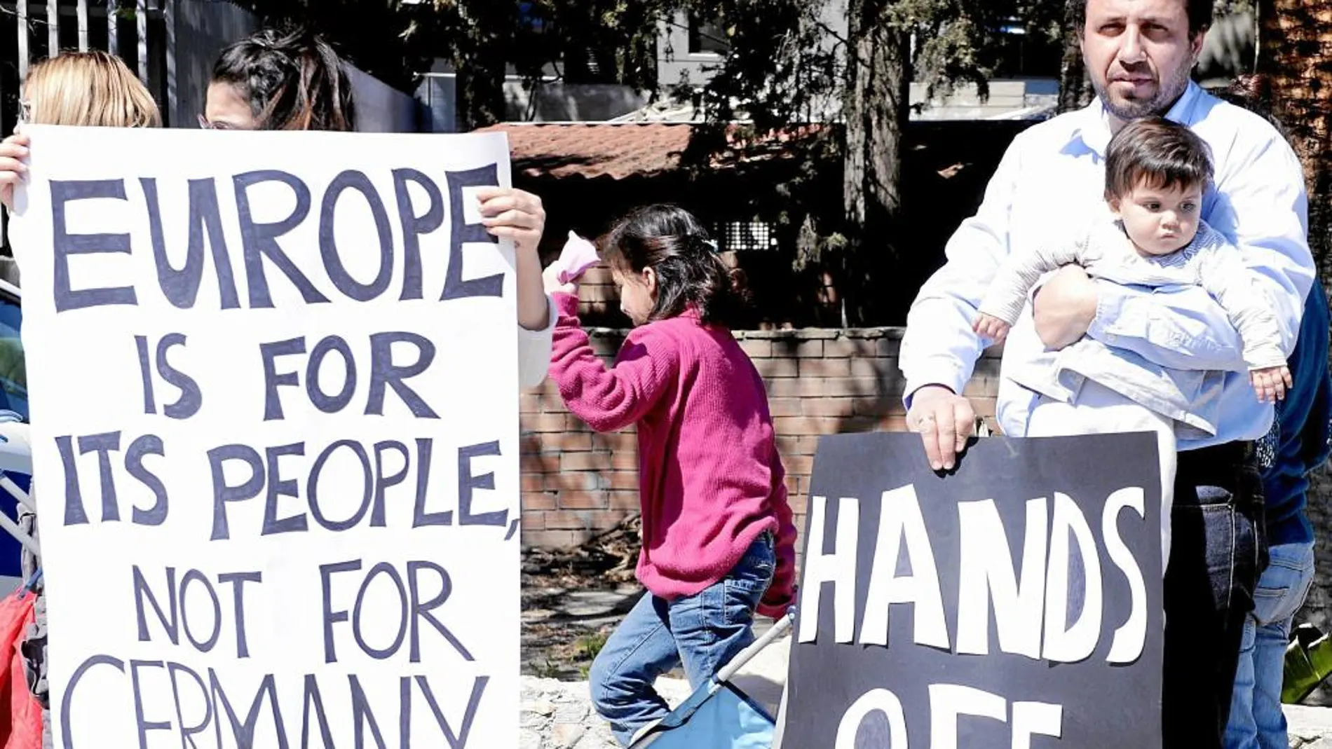 Lo que dicen los habitantes de Chipre: «Europa es para su gente, no para Alemania», chillaba ayer un grupo de chipriotas.