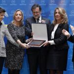 El presidente del Gobierno, Mariano Rajoy, junto a las hermanas de Rita Barberá, y al presidente de la FEMP, Abel Caballero