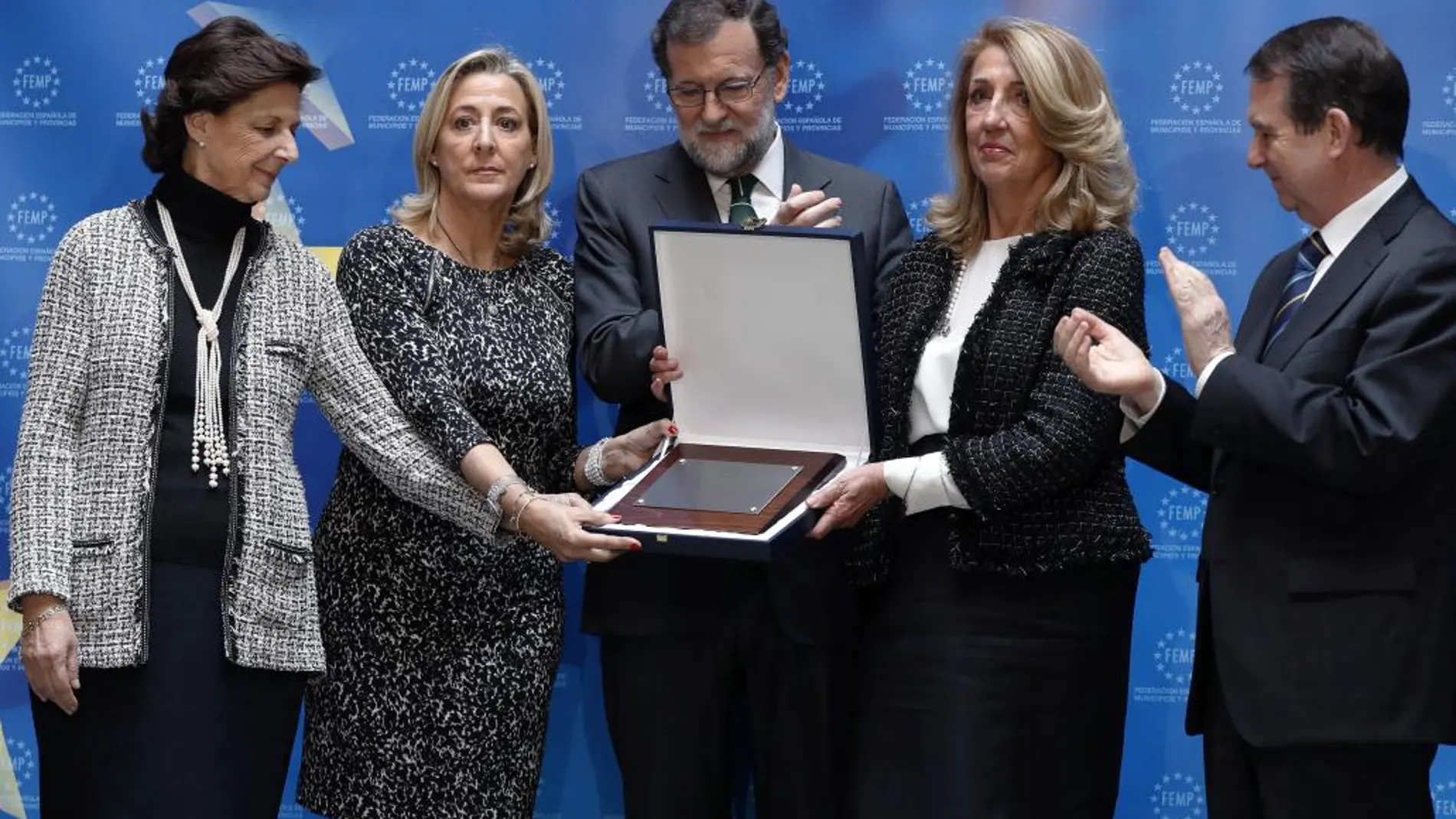 El presidente del Gobierno, Mariano Rajoy, junto a las hermanas de Rita Barberá, y al presidente de la FEMP, Abel Caballero