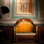 El retrete de Fernando VII ha vuelto a ser instalado en su espacio original en el Museo del Prado