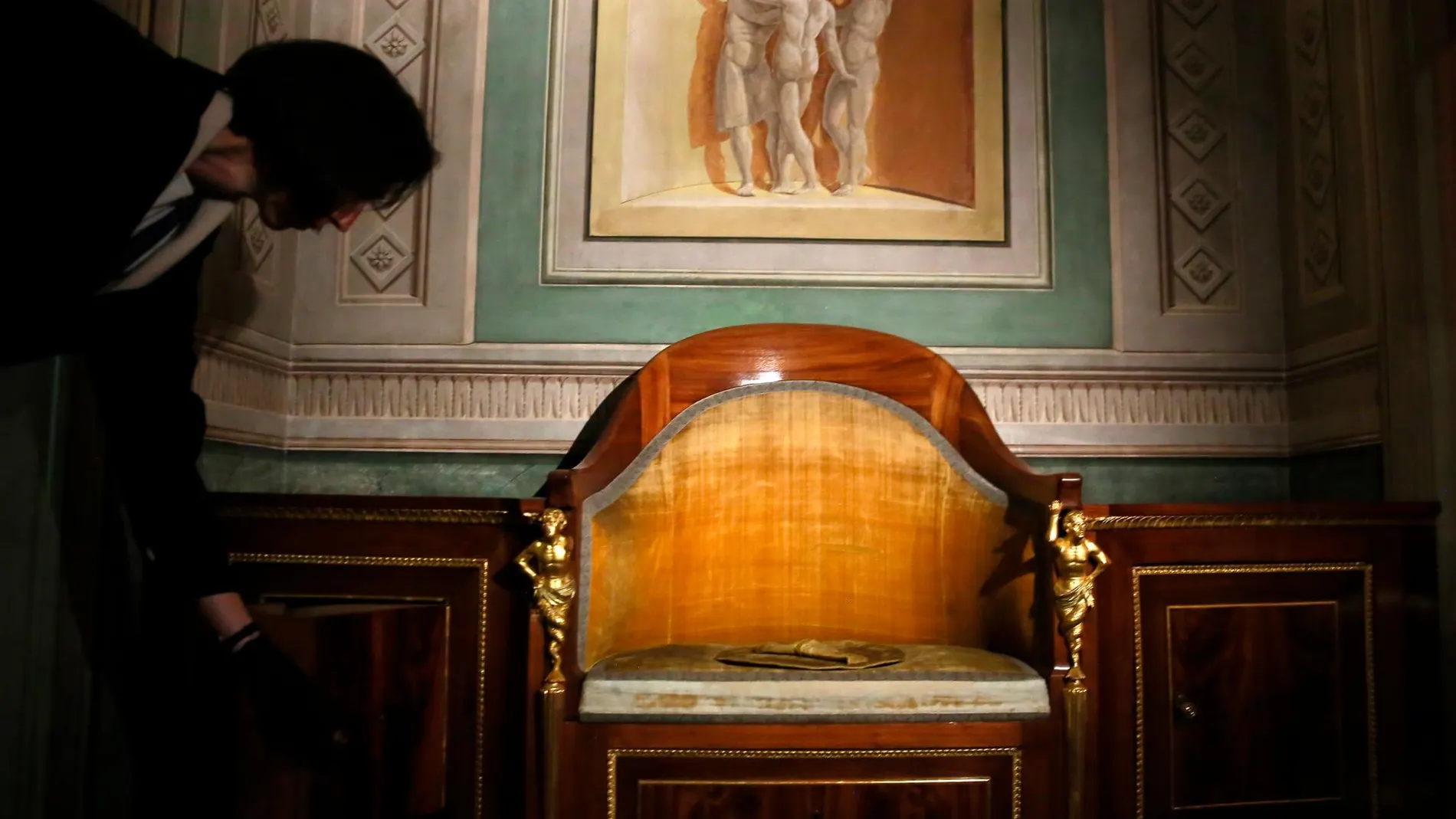 El retrete de Fernando VII ha vuelto a ser instalado en su espacio original en el Museo del Prado