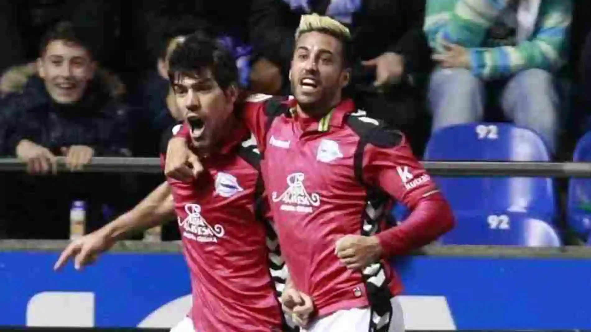 Los jugadores del Alavés, Manu García (i) y Victor Camarasa, celebran el primer y único gol del encuentro.