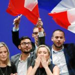 La líder de la derecha populista francesa agradece los vítores de sus seguidores durante su mitin de reentrada tras la vacaciones de verano