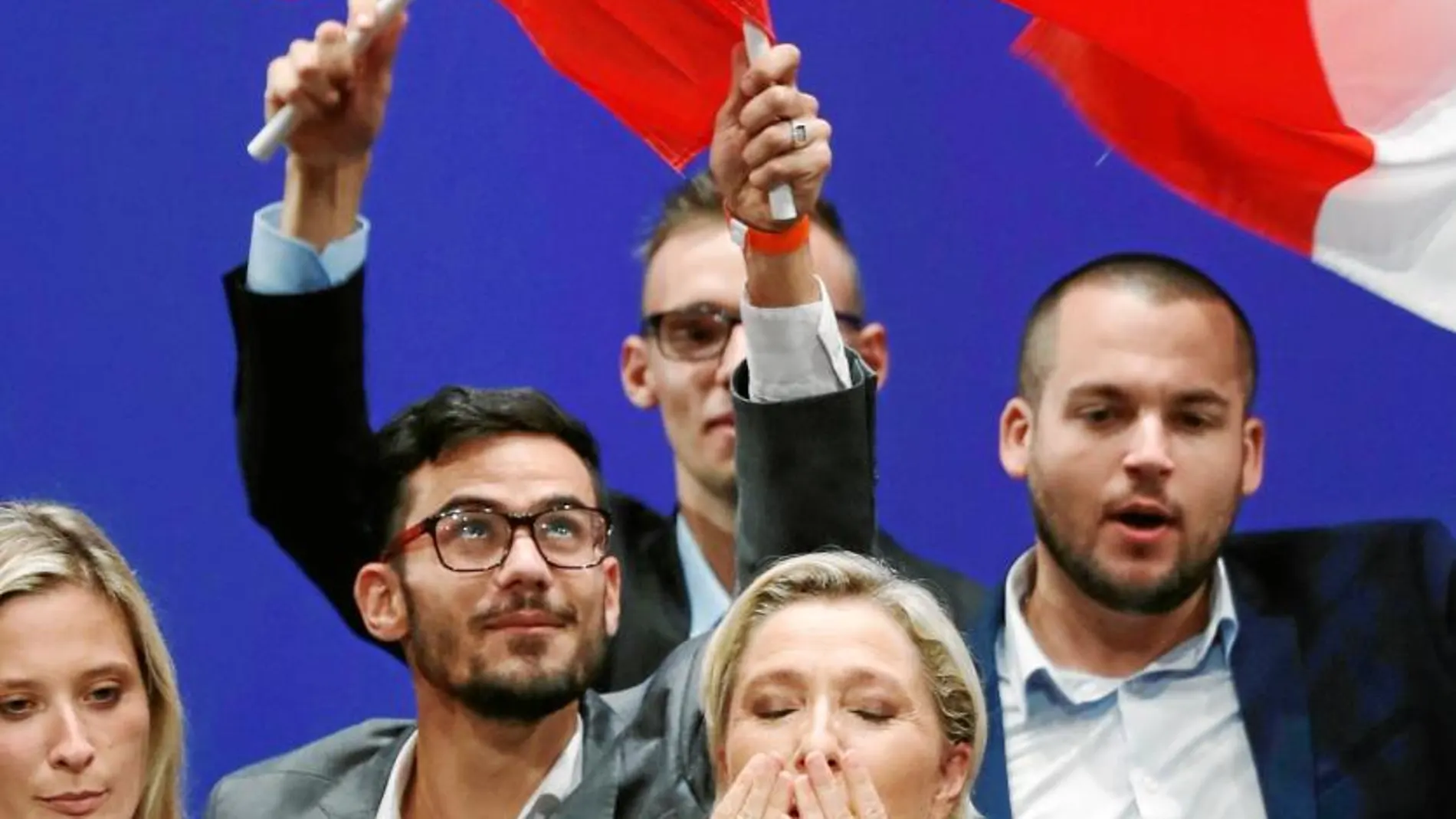 La líder de la derecha populista francesa agradece los vítores de sus seguidores durante su mitin de reentrada tras la vacaciones de verano