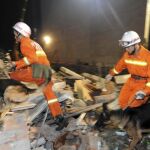 El edificio de dos plantas se derrumbó mientras unos trabajadores realizaban obras en los cimientos de la construcción, situada en la ciudad de Beiwudu.
