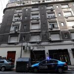 Un coche de Policía en el edificio de la expresidenta / Reuters