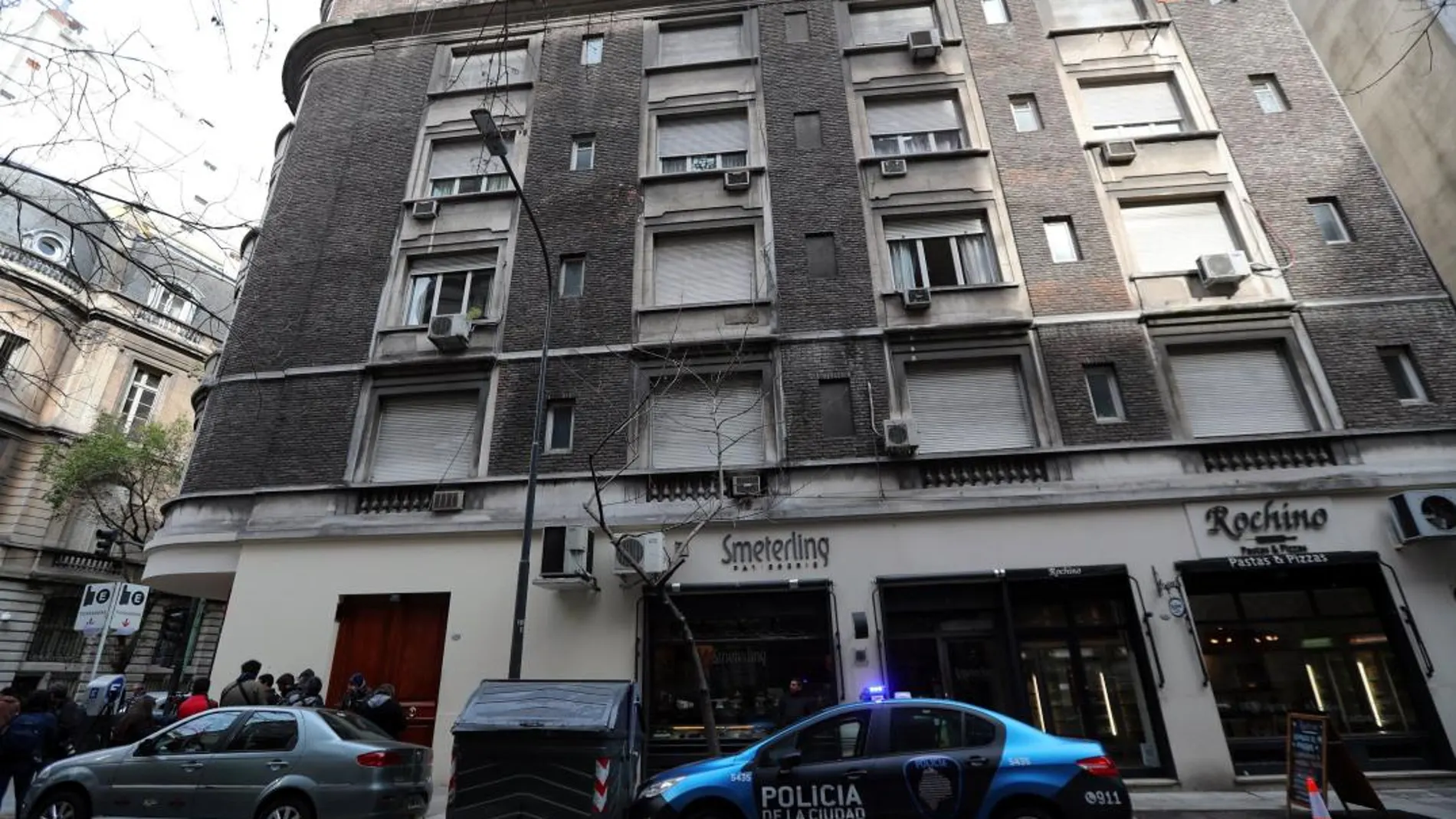 Un coche de Policía en el edificio de la expresidenta / Reuters