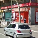 Imagen de la sucursal bancaria de la calle Alcalá contra la que se empotró el vehículo