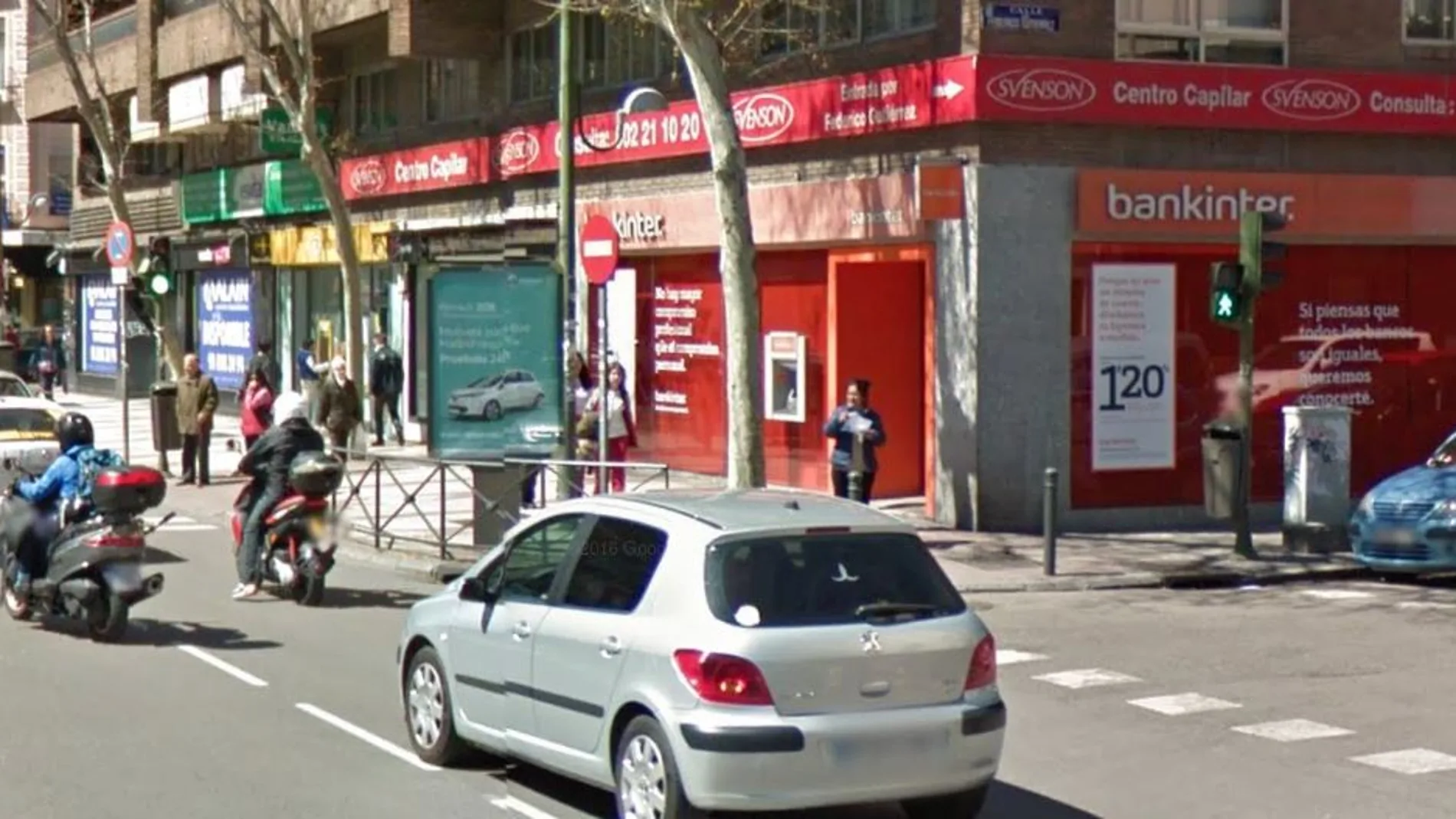 Imagen de la sucursal bancaria de la calle Alcalá contra la que se empotró el vehículo