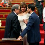 Borrás sonó para ser presidenta de la Generalitat antes de que Puigdemont designara a Torra, con quien conversa en el Parlament en esta imagen