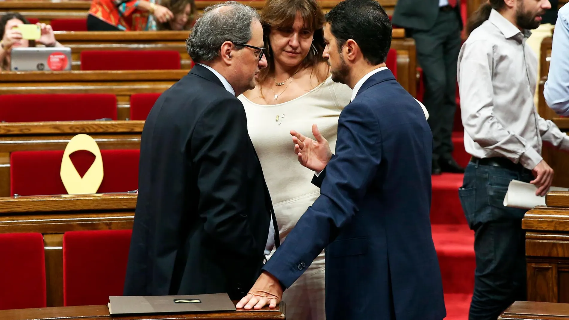 Borrás sonó para ser presidenta de la Generalitat antes de que Puigdemont designara a Torra, con quien conversa en el Parlament en esta imagen